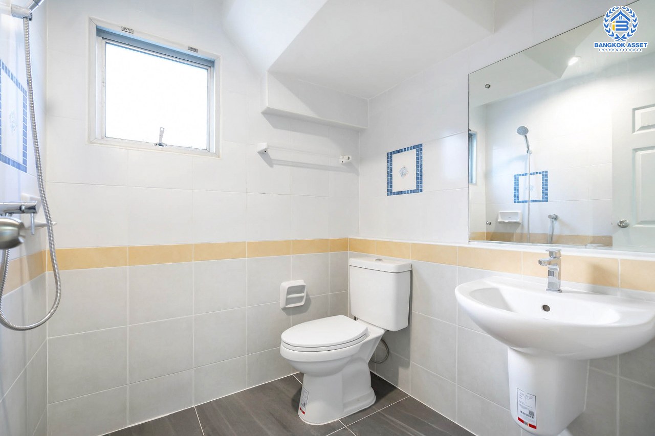 บ้านมือสองตกแต่งใหม่ แบรนด์ LH #หลังใหญ่! เนื้อที่ 60 ตร.ว. ม.ชัยพฤกษ์ บางใหญ่-เซ็นทรัลเวสต์เกต (คลองถนน) ฟังก์ชั่น 3 ห้องนอน 3 ห้องน้ำ 2 ที่จอดรถ ตกแต่งสไตล์เรียบหรู บนทำเลศักยภาพ ใกล้รถไฟฟ้าสถานี "คลองบางไผ่" และเพียง 5 นาทีถึงเซ็นทรัลเวสต์เกต