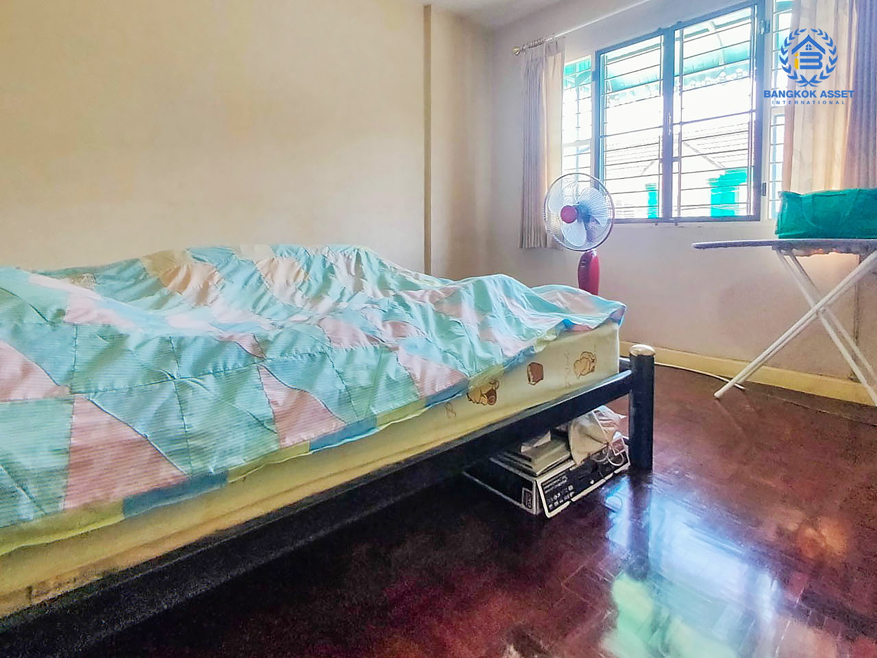 ทาวน์เฮ้าส์มือสองนนทบุรี แบรนด์ LH โครงการ บุศรินทร์ วงแหวน (บ้านกล้วย-ไทรน้อย) บ้านหลังใหญ่พร้อมอยู่ เนื้อที่ 26.20 ตร.ว. ฟังก์ชั่น 2 ห้องนอน 2 ห้องน้ำ ครบครันทั้งครัวเคาน์เตอร์+โรงรถ บนทำเลคุณภาพ! ติดถนนใหญ่ เดินทางสะดวก ใกล้เซ็นทรัลเวสต์เกต และรถไฟฟ้าสถานี "คลองบางไผ่"...