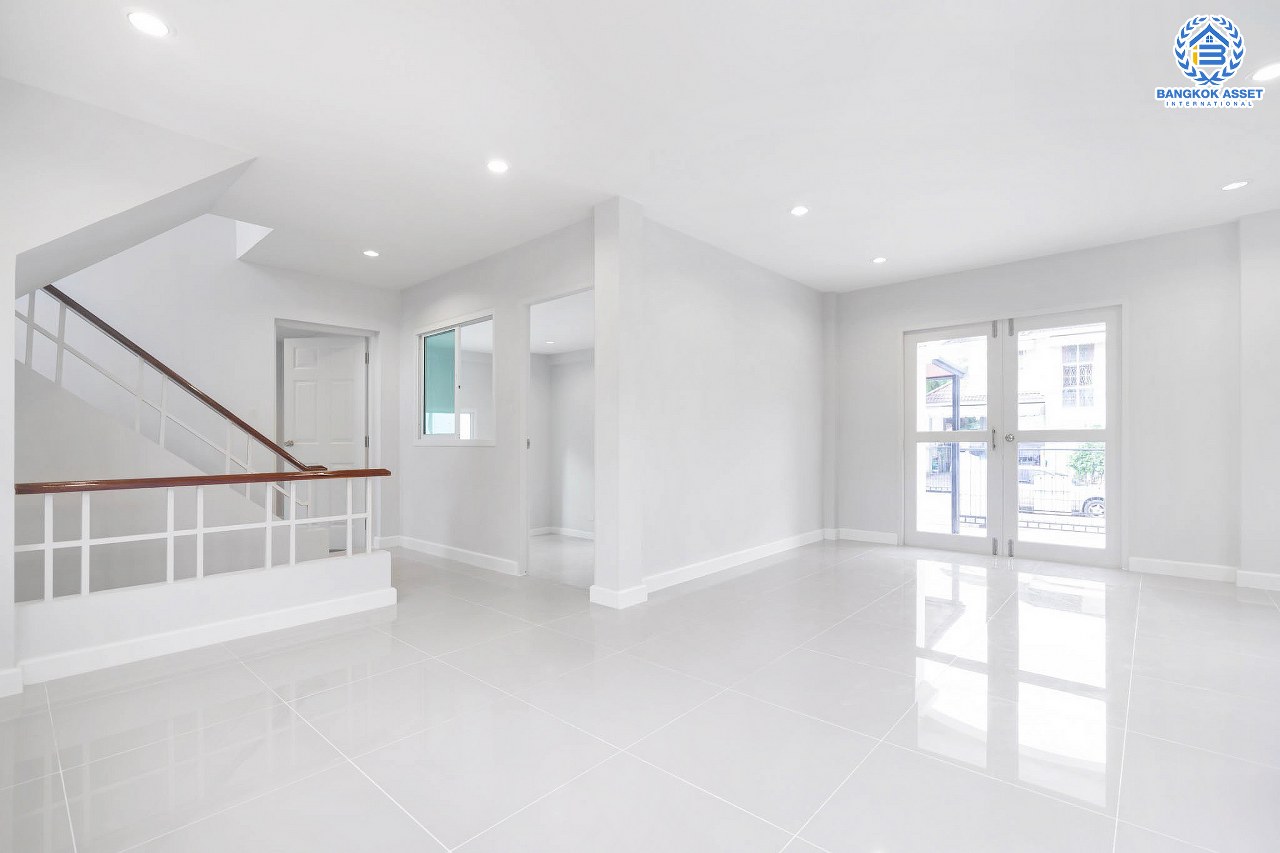 บ้านมือสองตกแต่งใหม่ หลังใหญ่ เนื้อที่ 70.2 ตร.ว. ม.กฤษดานคร31 ปิ่นเกล้า ติดถนนบรมราชชนนี ฟังก์ชั่นจัดเต็ม 4 ห้องนอน 3 ห้องน้ำ 2 ที่จอดรถ มีพื้นที่ด้านข้างบ้านกว้างกว่า 130 ตร.ม. บนทำเลศักยภาพใกล้ทางคู่ขนานลอยฟ้าบรมราชชนนี ม.มหิดล และ เพียง 10 นาทีถึงเซ็นทรัลปิ่นเกล้า...