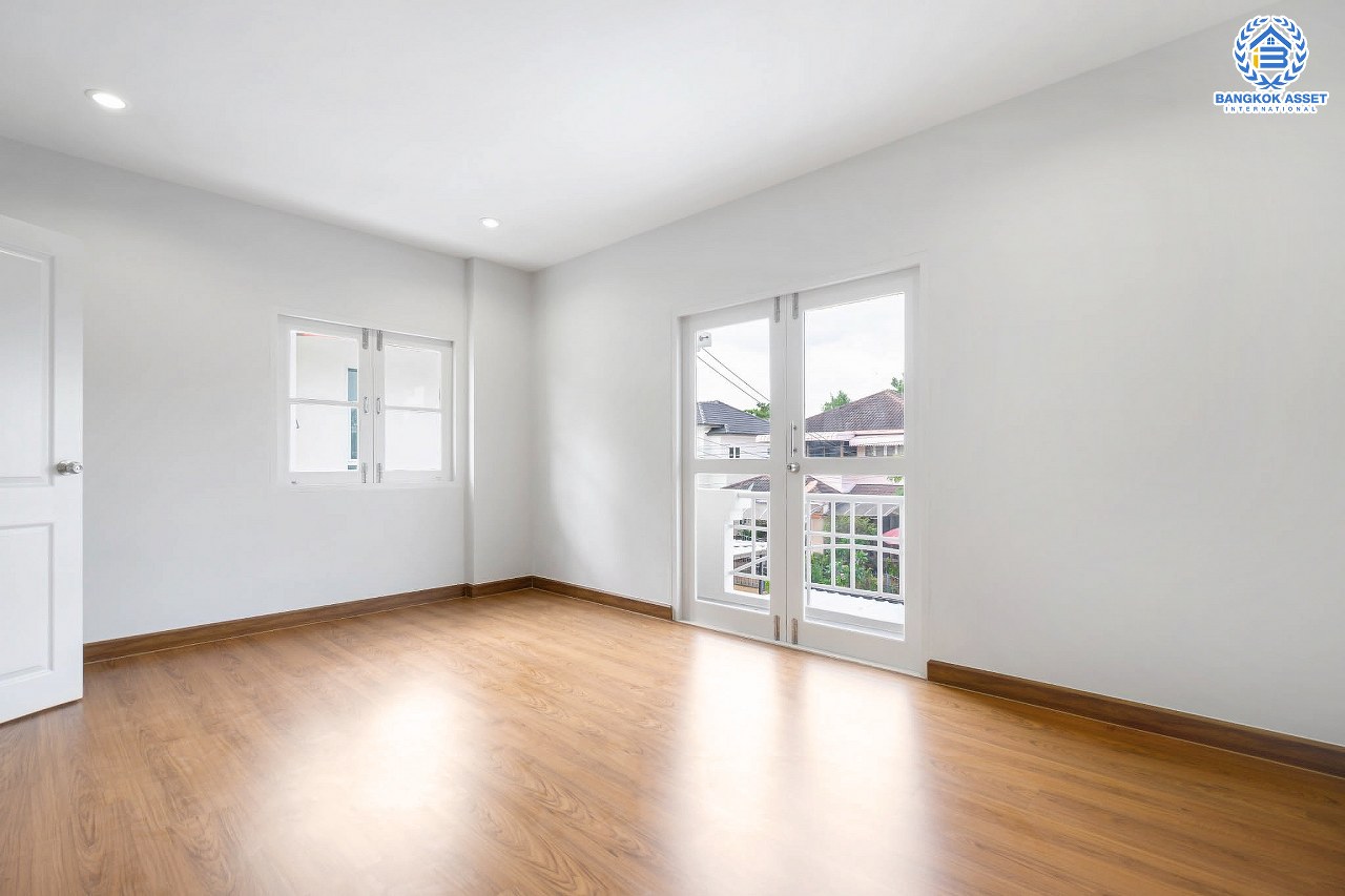 บ้านมือสองตกแต่งใหม่ หลังใหญ่ เนื้อที่ 70.2 ตร.ว. ม.กฤษดานคร31 ปิ่นเกล้า ติดถนนบรมราชชนนี ฟังก์ชั่นจัดเต็ม 4 ห้องนอน 3 ห้องน้ำ 2 ที่จอดรถ มีพื้นที่ด้านข้างบ้านกว้างกว่า 130 ตร.ม. บนทำเลศักยภาพใกล้ทางคู่ขนานลอยฟ้าบรมราชชนนี ม.มหิดล และ เพียง 10 นาทีถึงเซ็นทรัลปิ่นเกล้า...