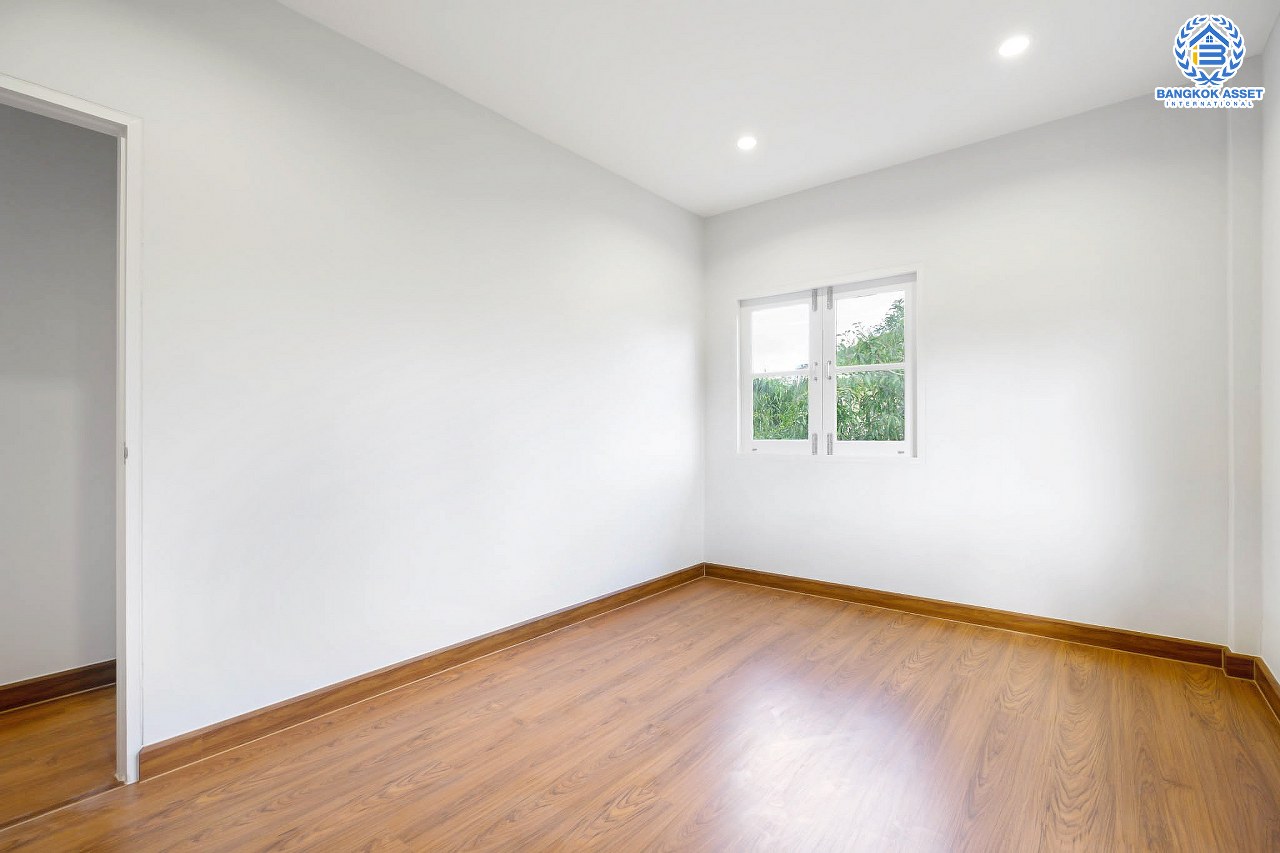 บ้านมือสองตกแต่งใหม่ หลังใหญ่ เนื้อที่ 70.2 ตร.ว. ม.กฤษดานคร31 ปิ่นเกล้า ติดถนนบรมราชชนนี ฟังก์ชั่นจัดเต็ม 4 ห้องนอน 3 ห้องน้ำ 2 ที่จอดรถ มีพื้นที่ด้านข้างบ้านกว้างกว่า 130 ตร.ม. บนทำเลศักยภาพใกล้ทางคู่ขนานลอยฟ้าบรมราชชนนี ม.มหิดล และ เพียง 10 นาทีถึงเซ็นทรัลปิ่นเกล้า...