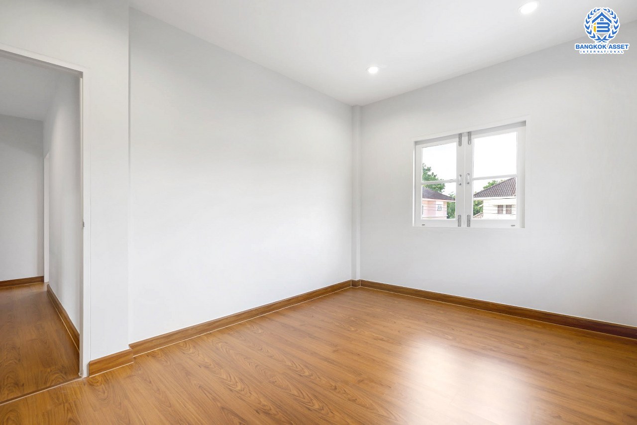 บ้านมือสองตกแต่งใหม่ หลังใหญ่ เนื้อที่ 70.2 ตร.ว. ม.กฤษดานคร31 ปิ่นเกล้า ติดถนนบรมราชชนนี ฟังก์ชั่นจัดเต็ม 4 ห้องนอน 3 ห้องน้ำ 2 ที่จอดรถ มีพื้นที่ด้านข้างบ้านกว้างกว่า 130 ตร.ม. บนทำเลศักยภาพใกล้ทางคู่ขนานลอยฟ้าบรมราชชนนี ม.มหิดล และ เพียง 10 นาทีถึงเซ็นทรัลปิ่นเกล้า...