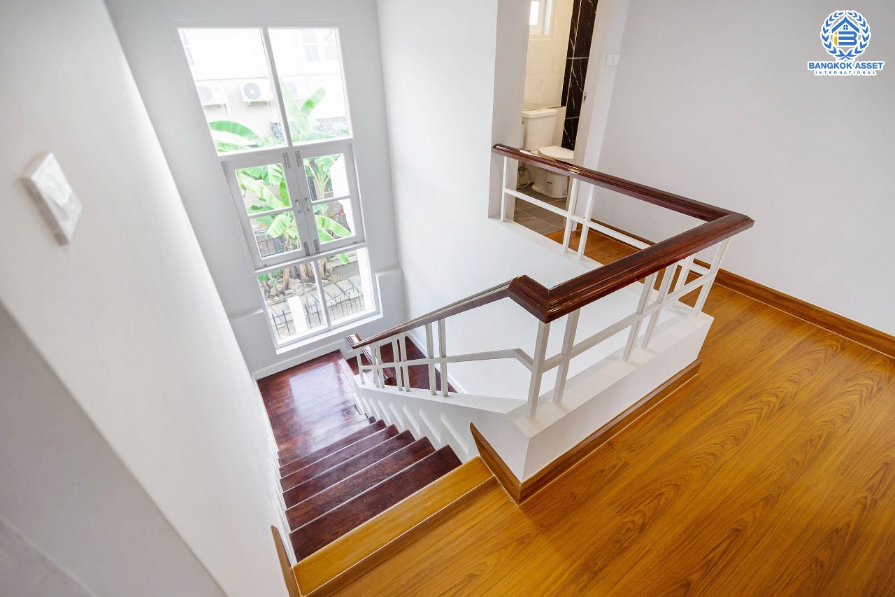 บ้านมือสองตกแต่งใหม่ หลังใหญ่ เนื้อที่ 70.2 ตร.ว. ม.กฤษดานคร31 ปิ่นเกล้า ติดถนนบรมราชชนนี ฟังก์ชั่นจัดเต็ม 4 ห้องนอน 3 ห้องน้ำ 2 ที่จอดรถ มีพื้นที่ด้านข้างบ้านกว้างกว่า 130 ตร.ม. บนทำเลศักยภาพใกล้ทางคู่ขนานลอยฟ้าบรมราชชนนี ม.มหิดล และ เพียง 10 นาทีถึงเซ็นทรัลปิ่นเกล้า...