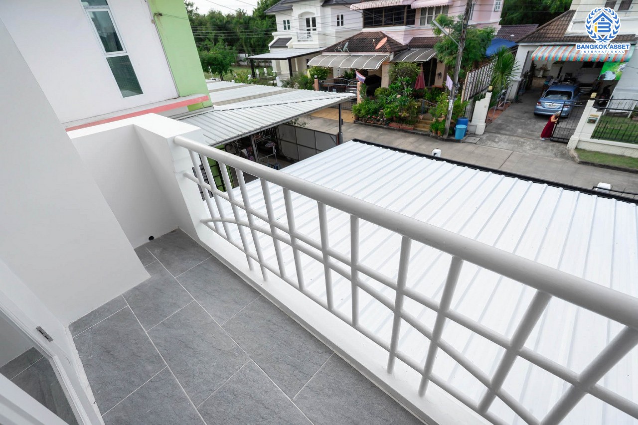 บ้านมือสองตกแต่งใหม่ หลังใหญ่ เนื้อที่ 70.2 ตร.ว. ม.กฤษดานคร31 ปิ่นเกล้า ติดถนนบรมราชชนนี ฟังก์ชั่นจัดเต็ม 4 ห้องนอน 3 ห้องน้ำ 2 ที่จอดรถ มีพื้นที่ด้านข้างบ้านกว้างกว่า 130 ตร.ม. บนทำเลศักยภาพใกล้ทางคู่ขนานลอยฟ้าบรมราชชนนี ม.มหิดล และ เพียง 10 นาทีถึงเซ็นทรัลปิ่นเกล้า...