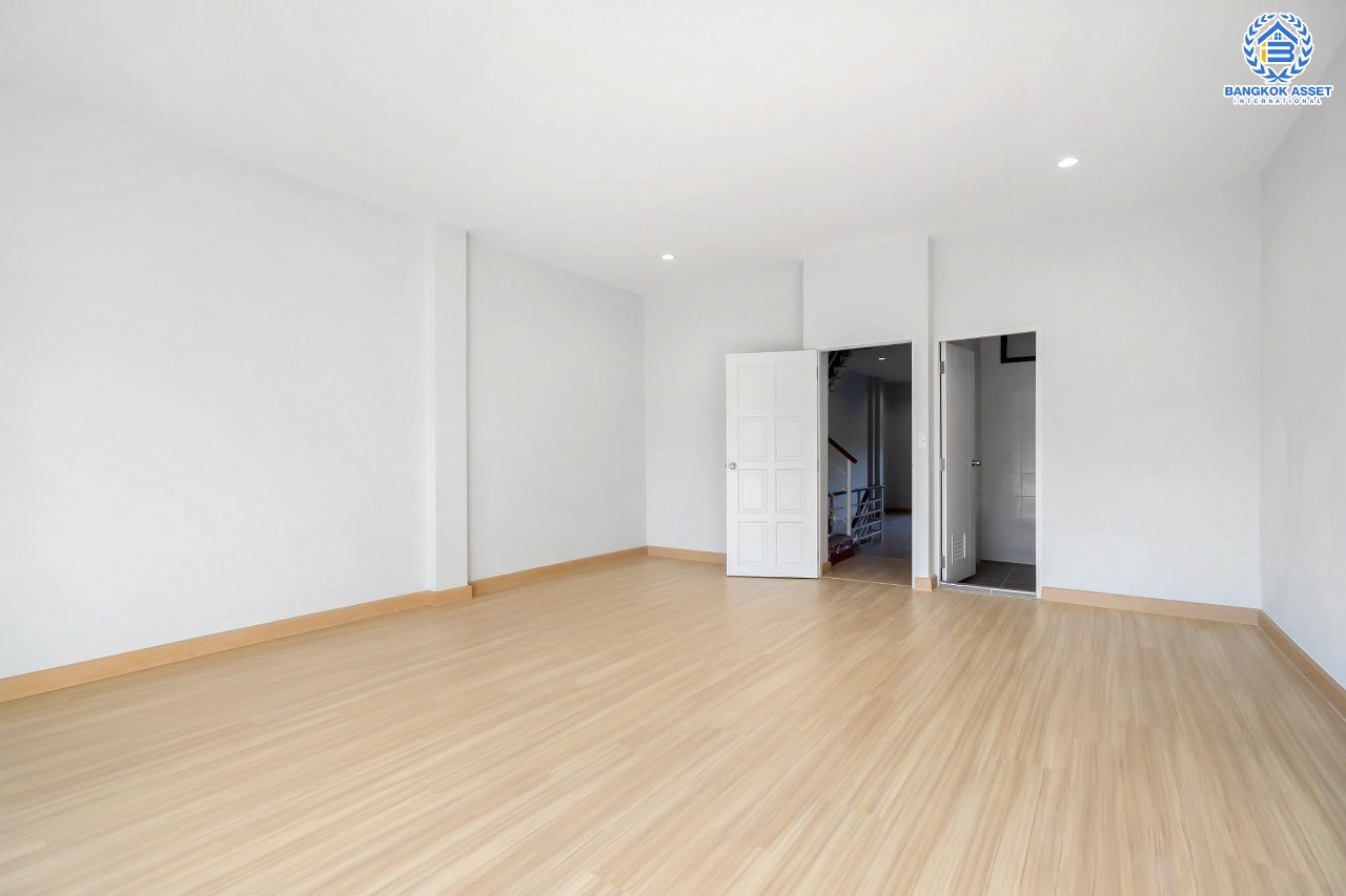 บ้านมือสองตกแต่งใหม่ ทำเลโซนเมือง! ทาวน์เฮ้าส์ 3 ชั้น ซอยงามวงศ์วาน27 โซนหน้าสวนสาธารณะ! เนื้อที่ 37.3 ตร.ว. ฟังก์ชั่นจัดเต็ม 4 ห้องนอน 4 ห้องน้ำ 2 ที่จอดรถ บนทำเลดีที่สุด! ปากซอยติดพันทิพย์พลาซ่า งามวงศ์วาน และอยู่ฝั่งตรงข้าม The Mall งามวงศ์วาน ใกล้ทางด่วน พร้อมเชื่อมต่อเมืองอย่างรวดเร็ว