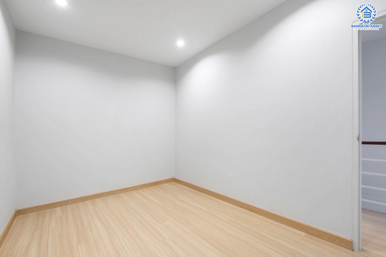 บ้านมือสองตกแต่งใหม่ ทำเลโซนเมือง! ทาวน์เฮ้าส์ 3 ชั้น ซอยงามวงศ์วาน27 โซนหน้าสวนสาธารณะ! เนื้อที่ 37.3 ตร.ว. ฟังก์ชั่นจัดเต็ม 4 ห้องนอน 4 ห้องน้ำ 2 ที่จอดรถ บนทำเลดีที่สุด! ปากซอยติดพันทิพย์พลาซ่า งามวงศ์วาน และอยู่ฝั่งตรงข้าม The Mall งามวงศ์วาน ใกล้ทางด่วน พร้อมเชื่อมต่อเมืองอย่างรวดเร็ว