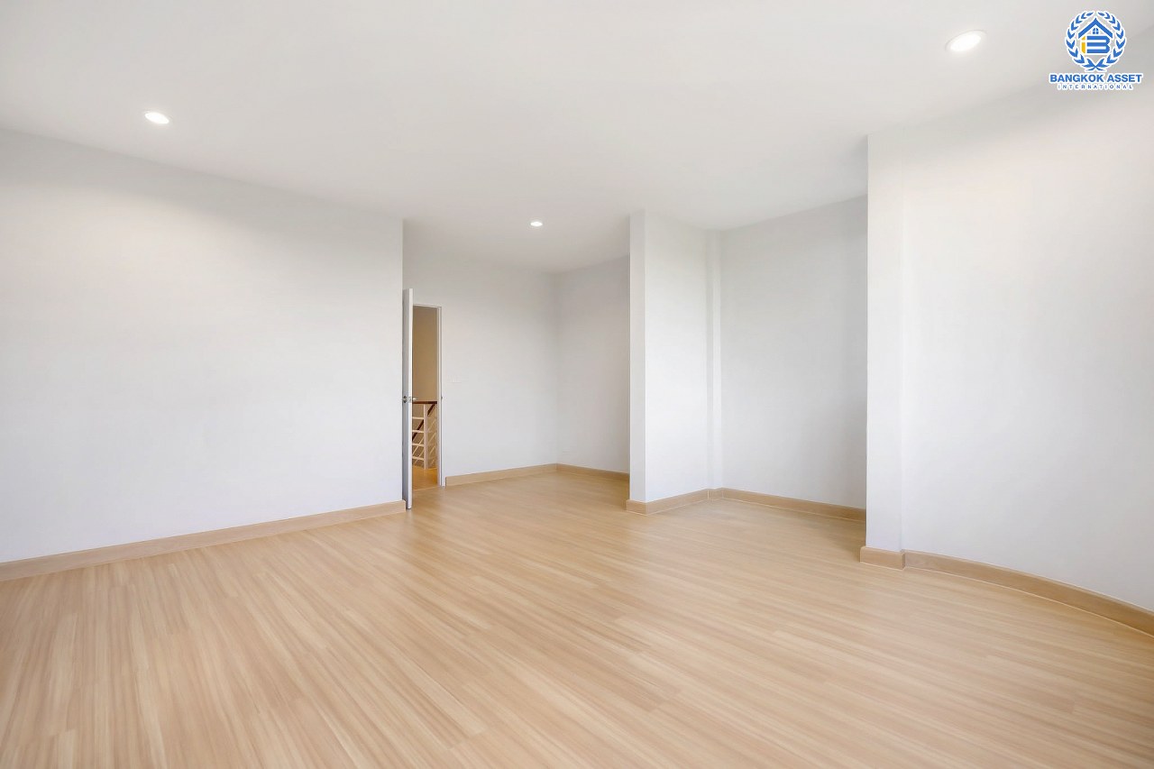 บ้านมือสองตกแต่งใหม่ ทำเลโซนเมือง! ทาวน์เฮ้าส์ 3 ชั้น ซอยงามวงศ์วาน27 โซนหน้าสวนสาธารณะ! เนื้อที่ 37.3 ตร.ว. ฟังก์ชั่นจัดเต็ม 4 ห้องนอน 4 ห้องน้ำ 2 ที่จอดรถ บนทำเลดีที่สุด! ปากซอยติดพันทิพย์พลาซ่า งามวงศ์วาน และอยู่ฝั่งตรงข้าม The Mall งามวงศ์วาน ใกล้ทางด่วน พร้อมเชื่อมต่อเมืองอย่างรวดเร็ว