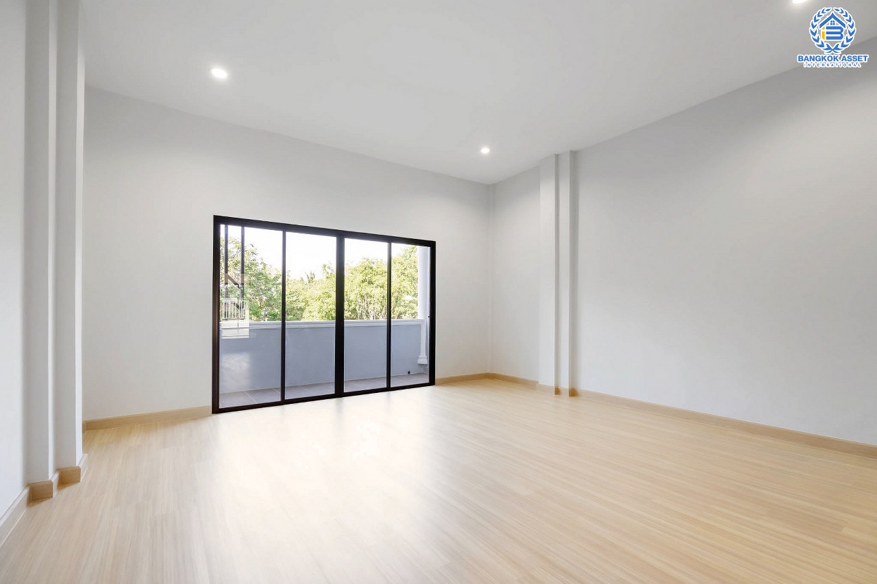 บ้านมือสองตกแต่งใหม่ ทำเลโซนเมือง! ทาวน์เฮ้าส์ 3 ชั้น ซอยงามวงศ์วาน27 โซนหน้าสวนสาธารณะ! เนื้อที่ 37.3 ตร.ว. ฟังก์ชั่นจัดเต็ม 4 ห้องนอน 4 ห้องน้ำ 2 ที่จอดรถ บนทำเลดีที่สุด! ปากซอยติดพันทิพย์พลาซ่า งามวงศ์วาน และอยู่ฝั่งตรงข้าม The Mall งามวงศ์วาน ใกล้ทางด่วน พร้อมเชื่อมต่อเมืองอย่างรวดเร็ว