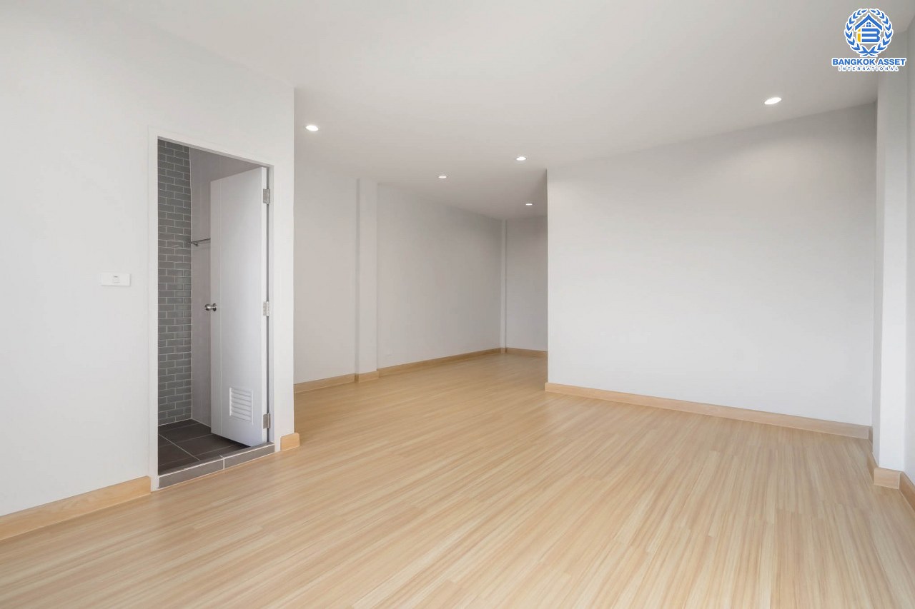 บ้านมือสองตกแต่งใหม่ ทำเลโซนเมือง! ทาวน์เฮ้าส์ 3 ชั้น ซอยงามวงศ์วาน27 โซนหน้าสวนสาธารณะ! เนื้อที่ 37.3 ตร.ว. ฟังก์ชั่นจัดเต็ม 4 ห้องนอน 4 ห้องน้ำ 2 ที่จอดรถ บนทำเลดีที่สุด! ปากซอยติดพันทิพย์พลาซ่า งามวงศ์วาน และอยู่ฝั่งตรงข้าม The Mall งามวงศ์วาน ใกล้ทางด่วน พร้อมเชื่อมต่อเมืองอย่างรวดเร็ว