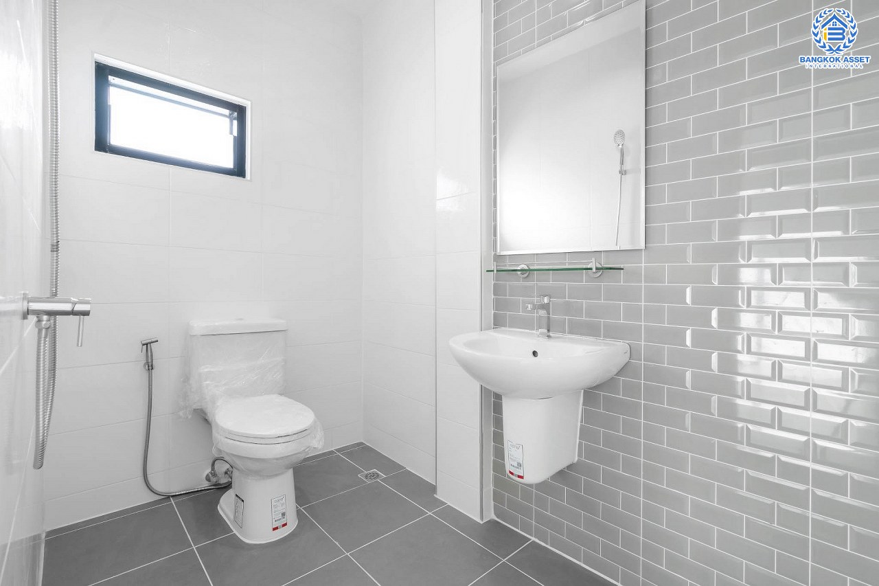 บ้านมือสองตกแต่งใหม่ ทำเลโซนเมือง! ทาวน์เฮ้าส์ 3 ชั้น ซอยงามวงศ์วาน27 โซนหน้าสวนสาธารณะ! เนื้อที่ 37.3 ตร.ว. ฟังก์ชั่นจัดเต็ม 4 ห้องนอน 4 ห้องน้ำ 2 ที่จอดรถ บนทำเลดีที่สุด! ปากซอยติดพันทิพย์พลาซ่า งามวงศ์วาน และอยู่ฝั่งตรงข้าม The Mall งามวงศ์วาน ใกล้ทางด่วน พร้อมเชื่อมต่อเมืองอย่างรวดเร็ว