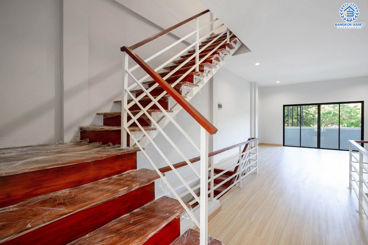 บ้านมือสองตกแต่งใหม่ ทำเลโซนเมือง! ทาวน์เฮ้าส์ 3 ชั้น ซอยงามวงศ์วาน27 โซนหน้าสวนสาธารณะ! เนื้อที่ 37.3 ตร.ว. ฟังก์ชั่นจัดเต็ม 4 ห้องนอน 4 ห้องน้ำ 2 ที่จอดรถ บนทำเลดีที่สุด! ปากซอยติดพันทิพย์พลาซ่า งามวงศ์วาน และอยู่ฝั่งตรงข้าม The Mall งามวงศ์วาน ใกล้ทางด่วน พร้อมเชื่อมต่อเมืองอย่างรวดเร็ว