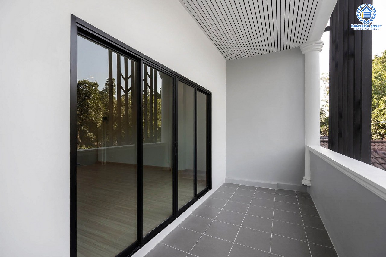 บ้านมือสองตกแต่งใหม่ ทำเลโซนเมือง! ทาวน์เฮ้าส์ 3 ชั้น ซอยงามวงศ์วาน27 โซนหน้าสวนสาธารณะ! เนื้อที่ 37.3 ตร.ว. ฟังก์ชั่นจัดเต็ม 4 ห้องนอน 4 ห้องน้ำ 2 ที่จอดรถ บนทำเลดีที่สุด! ปากซอยติดพันทิพย์พลาซ่า งามวงศ์วาน และอยู่ฝั่งตรงข้าม The Mall งามวงศ์วาน ใกล้ทางด่วน พร้อมเชื่อมต่อเมืองอย่างรวดเร็ว