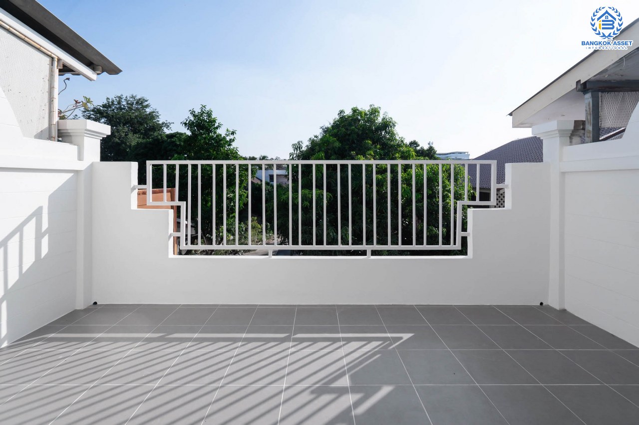 บ้านมือสองตกแต่งใหม่ ทำเลโซนเมือง! ทาวน์เฮ้าส์ 3 ชั้น ซอยงามวงศ์วาน27 โซนหน้าสวนสาธารณะ! เนื้อที่ 37.3 ตร.ว. ฟังก์ชั่นจัดเต็ม 4 ห้องนอน 4 ห้องน้ำ 2 ที่จอดรถ บนทำเลดีที่สุด! ปากซอยติดพันทิพย์พลาซ่า งามวงศ์วาน และอยู่ฝั่งตรงข้าม The Mall งามวงศ์วาน ใกล้ทางด่วน พร้อมเชื่อมต่อเมืองอย่างรวดเร็ว