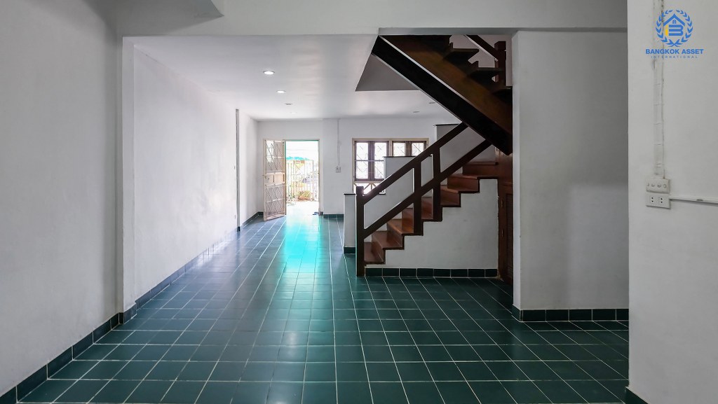 ทาวน์เฮ้าส์มือสองนนทบุรี ถนนเมน! ม.ดิเอมเมอรัลด์พาร์ค2 (บางกรวย-ไทรน้อย)  ราคาล้านต้นๆ เนื้อที่ 20.90 ตร.ว. พื้นที่ใช้สอยเยอะ ฟังก์ชั่น 2 ห้องนอน 2 ห้องน้ำ บนทำเลเปี่ยมศักยภาพ เชื่อมสู่ถนนชัยพฤกษ์ เพียง 5 นาที ใกล้เซ็นทรัลเวสต์เกต ขับรถเพียง10 นาทีถึงรถไฟฟ้า "สถานีบางพลู"