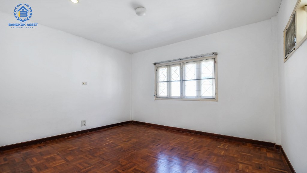 ทาวน์เฮ้าส์มือสองนนทบุรี ถนนเมน! ม.ดิเอมเมอรัลด์พาร์ค2 (บางกรวย-ไทรน้อย)  ราคาล้านต้นๆ เนื้อที่ 20.90 ตร.ว. พื้นที่ใช้สอยเยอะ ฟังก์ชั่น 2 ห้องนอน 2 ห้องน้ำ บนทำเลเปี่ยมศักยภาพ เชื่อมสู่ถนนชัยพฤกษ์ เพียง 5 นาที ใกล้เซ็นทรัลเวสต์เกต ขับรถเพียง10 นาทีถึงรถไฟฟ้า "สถานีบางพลู"