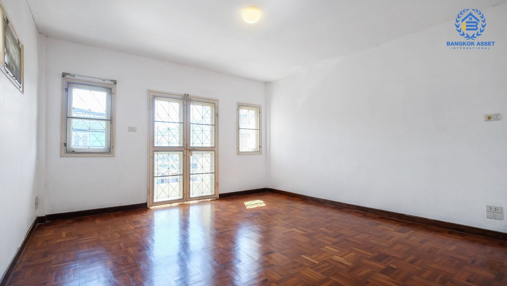 ทาวน์เฮ้าส์มือสองนนทบุรี ถนนเมน! ม.ดิเอมเมอรัลด์พาร์ค2 (บางกรวย-ไทรน้อย)  ราคาล้านต้นๆ เนื้อที่ 20.90 ตร.ว. พื้นที่ใช้สอยเยอะ ฟังก์ชั่น 2 ห้องนอน 2 ห้องน้ำ บนทำเลเปี่ยมศักยภาพ เชื่อมสู่ถนนชัยพฤกษ์ เพียง 5 นาที ใกล้เซ็นทรัลเวสต์เกต ขับรถเพียง10 นาทีถึงรถไฟฟ้า "สถานีบางพลู"