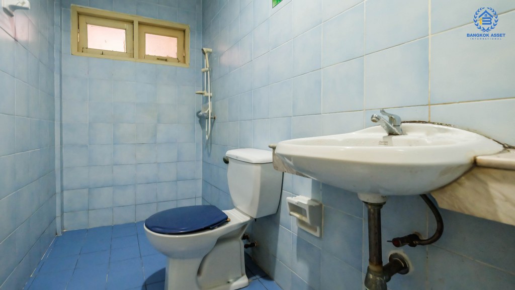 ทาวน์เฮ้าส์มือสองนนทบุรี ถนนเมน! ม.ดิเอมเมอรัลด์พาร์ค2 (บางกรวย-ไทรน้อย)  ราคาล้านต้นๆ เนื้อที่ 20.90 ตร.ว. พื้นที่ใช้สอยเยอะ ฟังก์ชั่น 2 ห้องนอน 2 ห้องน้ำ บนทำเลเปี่ยมศักยภาพ เชื่อมสู่ถนนชัยพฤกษ์ เพียง 5 นาที ใกล้เซ็นทรัลเวสต์เกต ขับรถเพียง10 นาทีถึงรถไฟฟ้า "สถานีบางพลู"