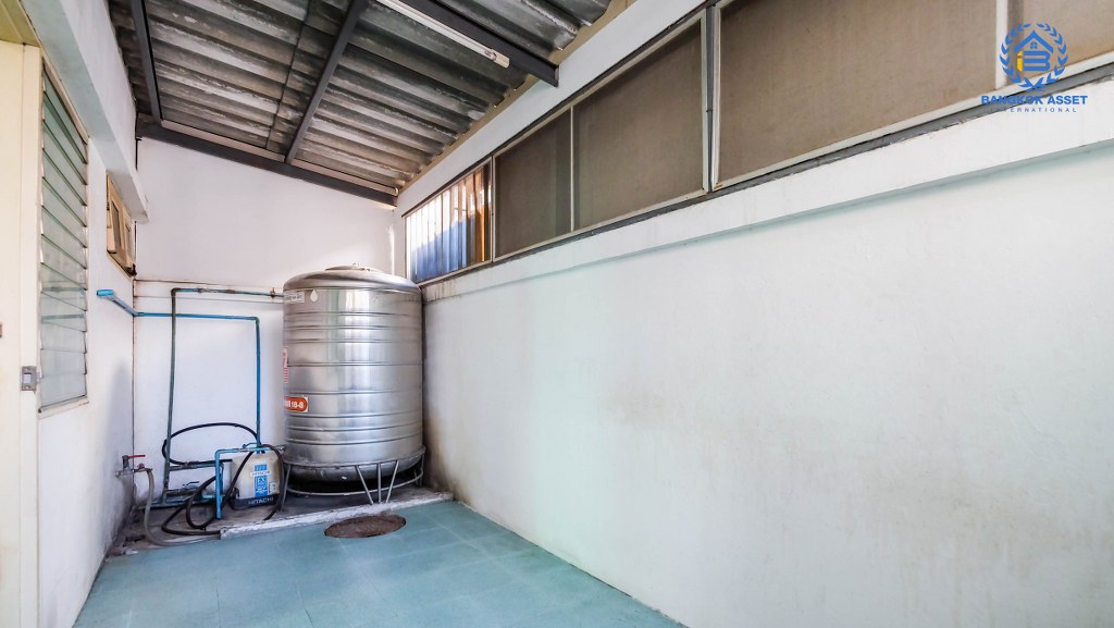 ทาวน์เฮ้าส์มือสองนนทบุรี ถนนเมน! ม.ดิเอมเมอรัลด์พาร์ค2 (บางกรวย-ไทรน้อย)  ราคาล้านต้นๆ เนื้อที่ 20.90 ตร.ว. พื้นที่ใช้สอยเยอะ ฟังก์ชั่น 2 ห้องนอน 2 ห้องน้ำ บนทำเลเปี่ยมศักยภาพ เชื่อมสู่ถนนชัยพฤกษ์ เพียง 5 นาที ใกล้เซ็นทรัลเวสต์เกต ขับรถเพียง10 นาทีถึงรถไฟฟ้า "สถานีบางพลู"