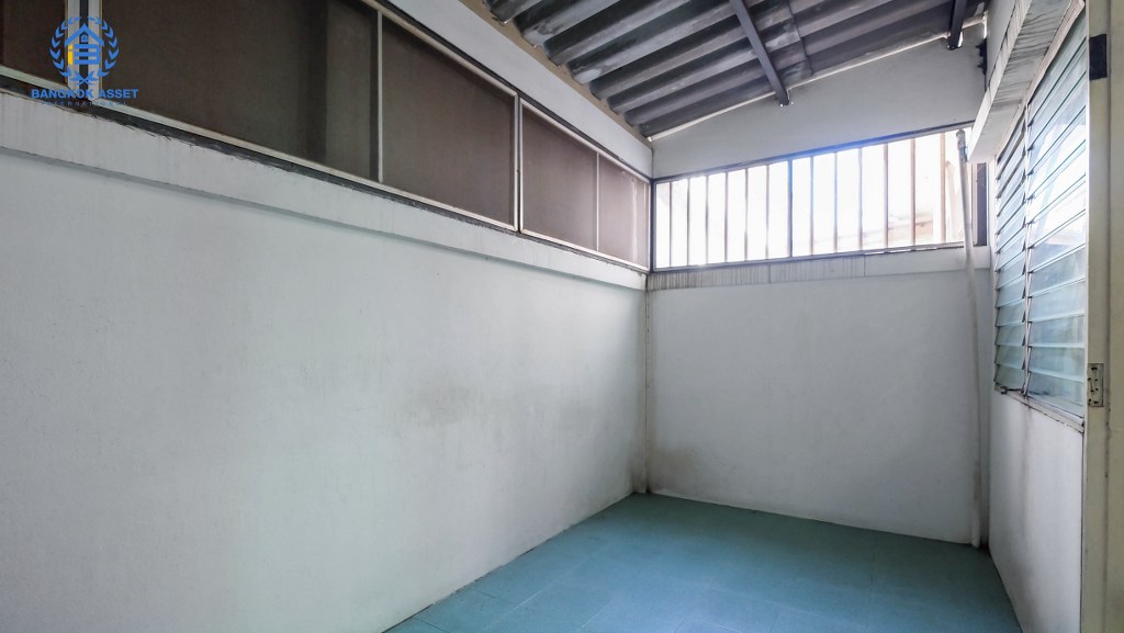 ทาวน์เฮ้าส์มือสองนนทบุรี ถนนเมน! ม.ดิเอมเมอรัลด์พาร์ค2 (บางกรวย-ไทรน้อย)  ราคาล้านต้นๆ เนื้อที่ 20.90 ตร.ว. พื้นที่ใช้สอยเยอะ ฟังก์ชั่น 2 ห้องนอน 2 ห้องน้ำ บนทำเลเปี่ยมศักยภาพ เชื่อมสู่ถนนชัยพฤกษ์ เพียง 5 นาที ใกล้เซ็นทรัลเวสต์เกต ขับรถเพียง10 นาทีถึงรถไฟฟ้า "สถานีบางพลู"