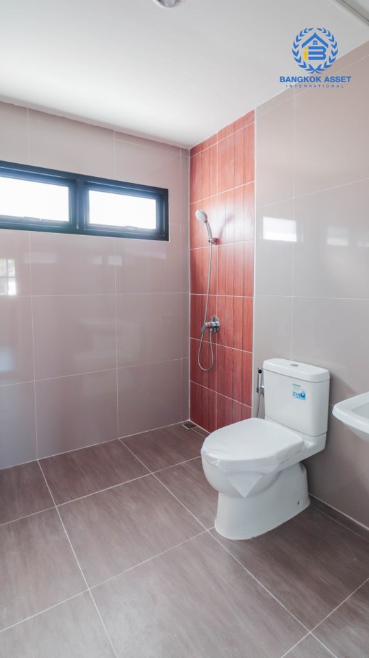 บ้านมือสองตกแต่งใหม่ ม.มณีรินทร์ รัตนาธิเบศร์ เนื้อที่ 54.4 ตร.ว. ฟังก์ชั่น 4 ห้องนอน 2 ห้องน้ำ 2 ที่จอดรถ บนทำเลศักยภาพ เดินทางสะดวกสบาย ใกล้ทางด่วนงามวงศ์วาน และเพียง 10 นาที ถึงรถไฟฟ้า "สถานีบางรักน้อยท่าอิฐ"