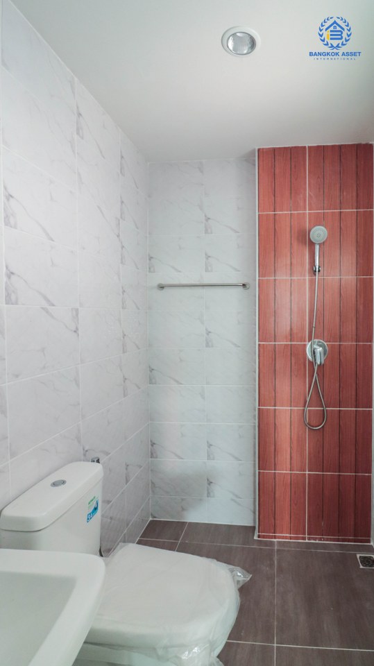 บ้านมือสองตกแต่งใหม่ ม.มณีรินทร์ รัตนาธิเบศร์ เนื้อที่ 54.4 ตร.ว. ฟังก์ชั่น 4 ห้องนอน 2 ห้องน้ำ 2 ที่จอดรถ บนทำเลศักยภาพ เดินทางสะดวกสบาย ใกล้ทางด่วนงามวงศ์วาน และเพียง 10 นาที ถึงรถไฟฟ้า "สถานีบางรักน้อยท่าอิฐ"