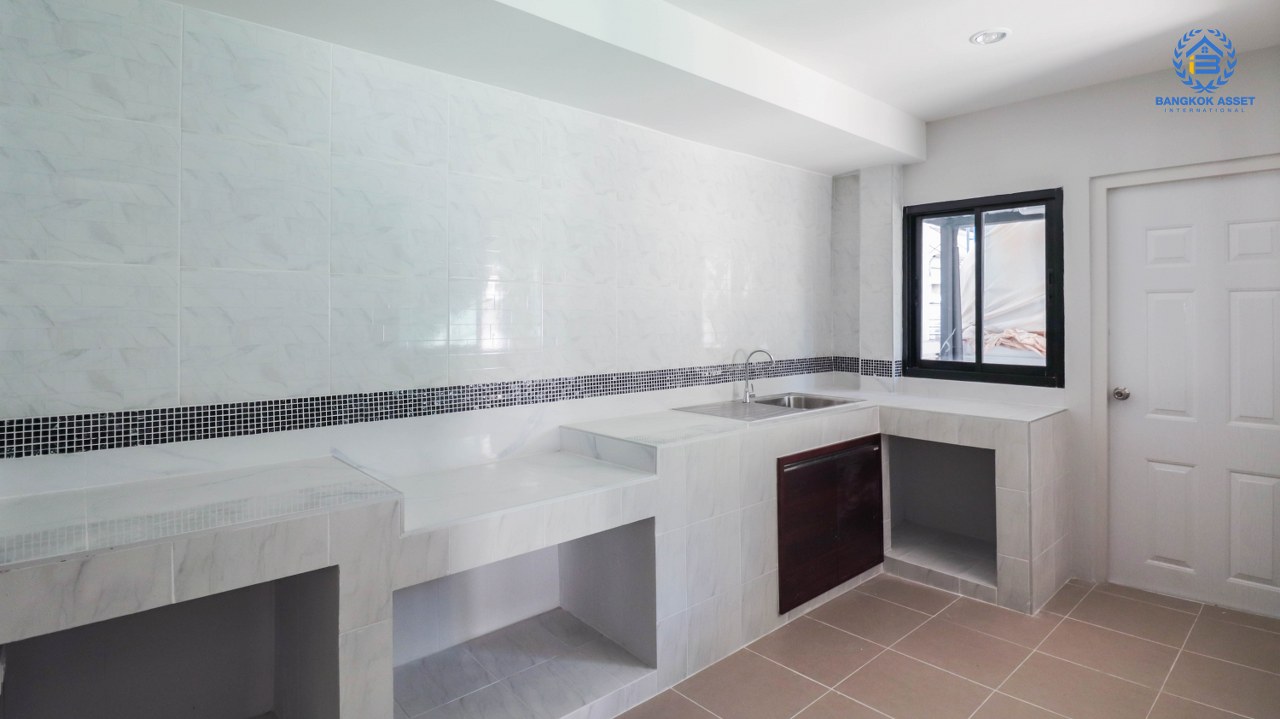 บ้านมือสองตกแต่งใหม่ ม.มณีรินทร์ รัตนาธิเบศร์ เนื้อที่ 54.4 ตร.ว. ฟังก์ชั่น 4 ห้องนอน 2 ห้องน้ำ 2 ที่จอดรถ บนทำเลศักยภาพ เดินทางสะดวกสบาย ใกล้ทางด่วนงามวงศ์วาน และเพียง 10 นาที ถึงรถไฟฟ้า "สถานีบางรักน้อยท่าอิฐ"