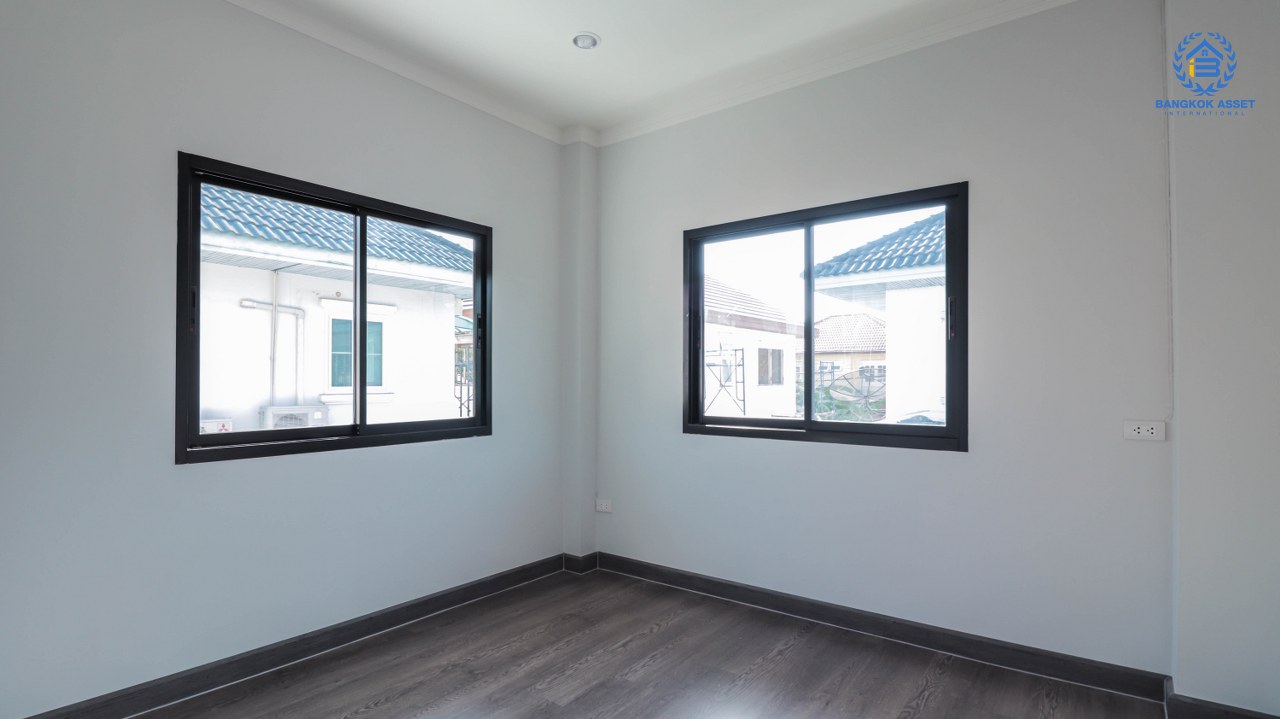 บ้านมือสองตกแต่งใหม่ ม.มณีรินทร์ รัตนาธิเบศร์ เนื้อที่ 54.4 ตร.ว. ฟังก์ชั่น 4 ห้องนอน 2 ห้องน้ำ 2 ที่จอดรถ บนทำเลศักยภาพ เดินทางสะดวกสบาย ใกล้ทางด่วนงามวงศ์วาน และเพียง 10 นาที ถึงรถไฟฟ้า "สถานีบางรักน้อยท่าอิฐ"