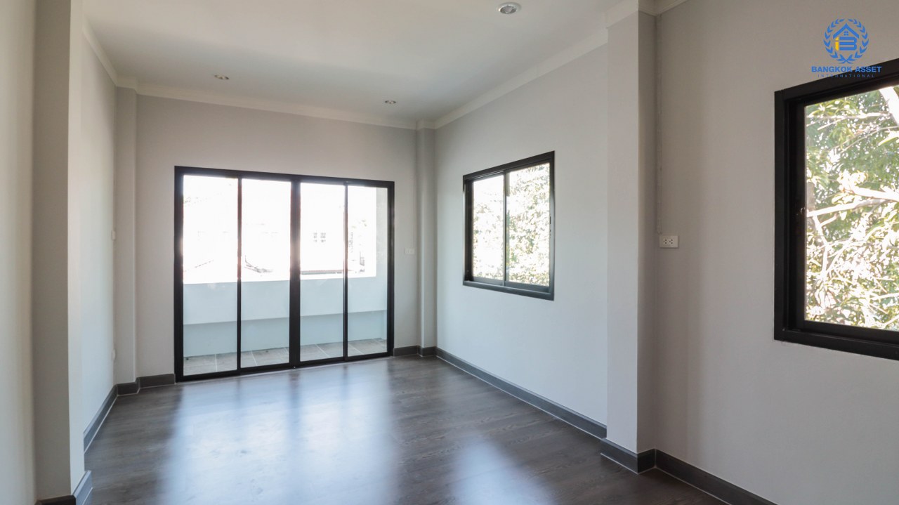 บ้านมือสองตกแต่งใหม่ ม.มณีรินทร์ รัตนาธิเบศร์ เนื้อที่ 54.4 ตร.ว. ฟังก์ชั่น 4 ห้องนอน 2 ห้องน้ำ 2 ที่จอดรถ บนทำเลศักยภาพ เดินทางสะดวกสบาย ใกล้ทางด่วนงามวงศ์วาน และเพียง 10 นาที ถึงรถไฟฟ้า "สถานีบางรักน้อยท่าอิฐ"