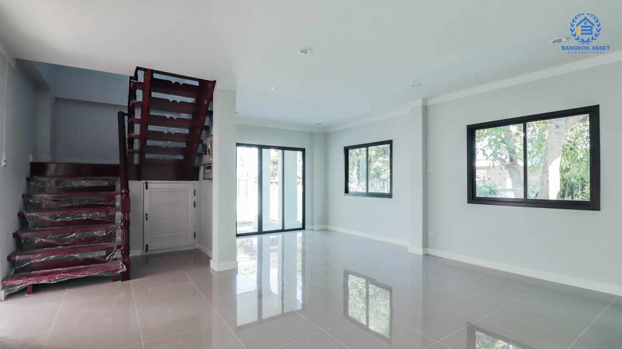 บ้านมือสองตกแต่งใหม่ ม.มณีรินทร์ รัตนาธิเบศร์ เนื้อที่ 54.4 ตร.ว. ฟังก์ชั่น 4 ห้องนอน 2 ห้องน้ำ 2 ที่จอดรถ บนทำเลศักยภาพ เดินทางสะดวกสบาย ใกล้ทางด่วนงามวงศ์วาน และเพียง 10 นาที ถึงรถไฟฟ้า "สถานีบางรักน้อยท่าอิฐ"