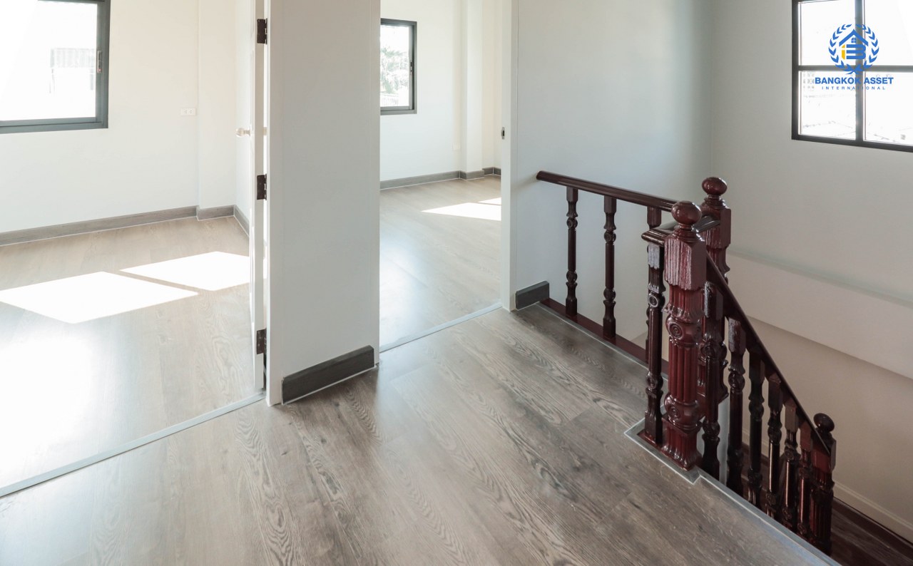 บ้านมือสองตกแต่งใหม่ ม.มณีรินทร์ รัตนาธิเบศร์ เนื้อที่ 54.4 ตร.ว. ฟังก์ชั่น 4 ห้องนอน 2 ห้องน้ำ 2 ที่จอดรถ บนทำเลศักยภาพ เดินทางสะดวกสบาย ใกล้ทางด่วนงามวงศ์วาน และเพียง 10 นาที ถึงรถไฟฟ้า "สถานีบางรักน้อยท่าอิฐ"