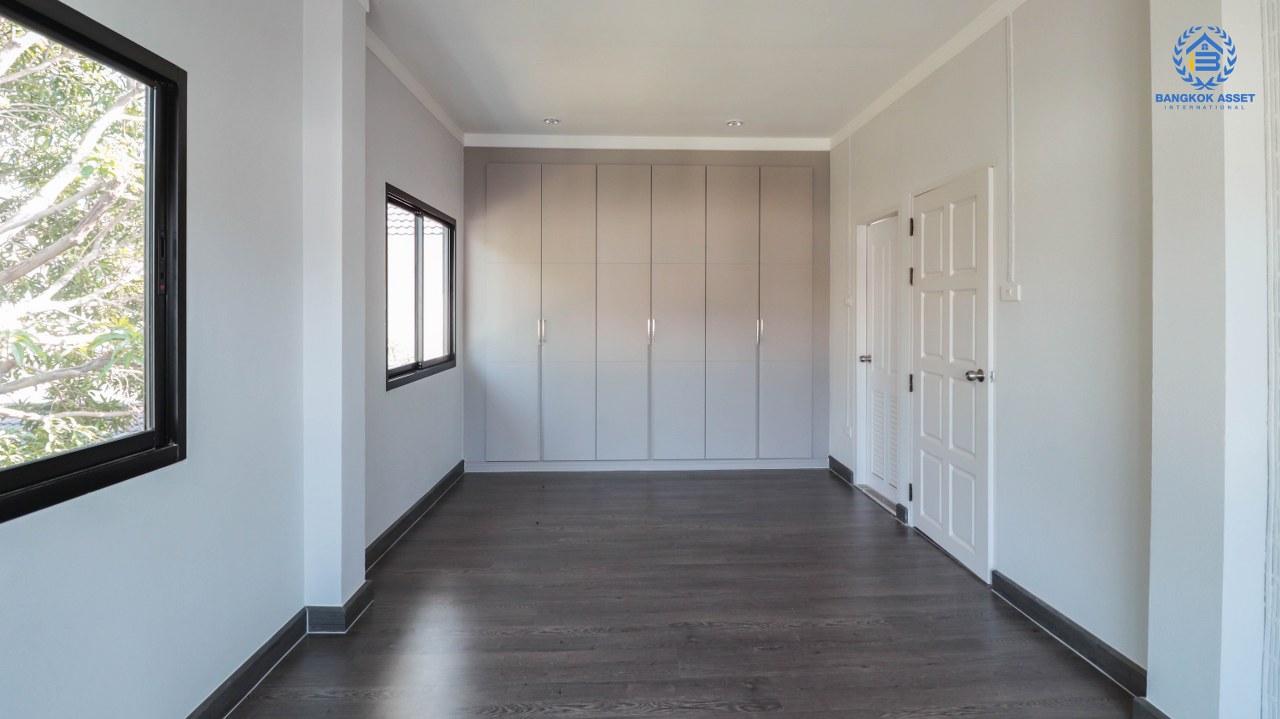 บ้านมือสองตกแต่งใหม่ ม.มณีรินทร์ รัตนาธิเบศร์ เนื้อที่ 54.4 ตร.ว. ฟังก์ชั่น 4 ห้องนอน 2 ห้องน้ำ 2 ที่จอดรถ บนทำเลศักยภาพ เดินทางสะดวกสบาย ใกล้ทางด่วนงามวงศ์วาน และเพียง 10 นาที ถึงรถไฟฟ้า "สถานีบางรักน้อยท่าอิฐ"