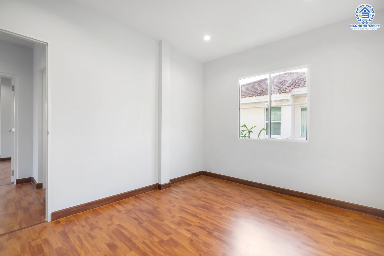 บ้านมือสองตกแต่งใหม่ คุณภาพแบรนด์ LH ม.ชลลดา บางใหญ่-เซ็นทรัลเวสต์เกต หลังใหญ่ แปลงมุม เนื้อที่ 61 ตร.ว. ฟังก์ชั่น 3 ห้องนอน 2 ห้องน้ำ 2 ที่จอดรถ Facility ครบครัน พร้อมทุกการเข้าอยู่ บนทำเลเดินทางสะดวก ใกล้ถ.กาญจนาภิเษก และเพียง 10 นาทีถึงรถไฟฟ้า "สถานีคลองบางไผ่"