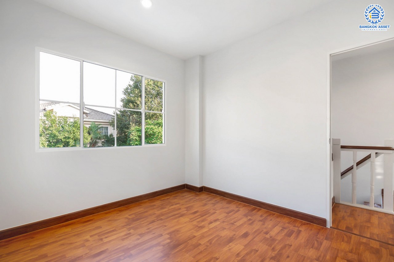 บ้านมือสองตกแต่งใหม่ คุณภาพแบรนด์ LH ม.ชลลดา บางใหญ่-เซ็นทรัลเวสต์เกต หลังใหญ่ แปลงมุม เนื้อที่ 61 ตร.ว. ฟังก์ชั่น 3 ห้องนอน 2 ห้องน้ำ 2 ที่จอดรถ Facility ครบครัน พร้อมทุกการเข้าอยู่ บนทำเลเดินทางสะดวก ใกล้ถ.กาญจนาภิเษก และเพียง 10 นาทีถึงรถไฟฟ้า "สถานีคลองบางไผ่"