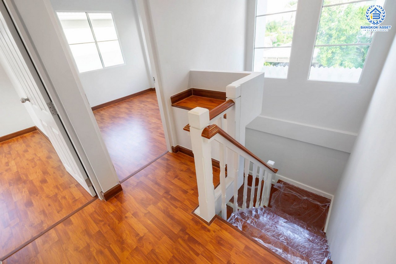 บ้านมือสองตกแต่งใหม่ คุณภาพแบรนด์ LH ม.ชลลดา บางใหญ่-เซ็นทรัลเวสต์เกต หลังใหญ่ แปลงมุม เนื้อที่ 61 ตร.ว. ฟังก์ชั่น 3 ห้องนอน 2 ห้องน้ำ 2 ที่จอดรถ Facility ครบครัน พร้อมทุกการเข้าอยู่ บนทำเลเดินทางสะดวก ใกล้ถ.กาญจนาภิเษก และเพียง 10 นาทีถึงรถไฟฟ้า "สถานีคลองบางไผ่"