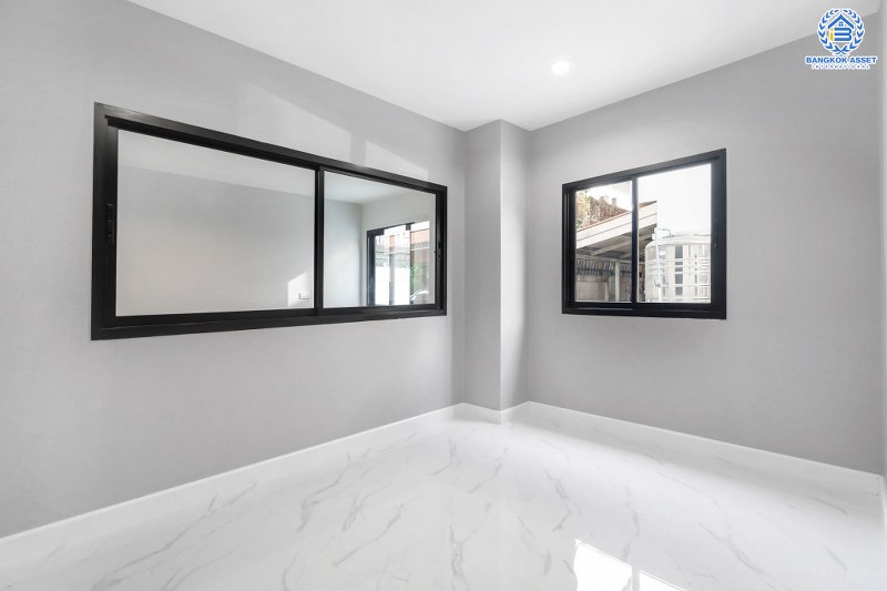 บ้านมือสองตกแต่งใหม่ #ทำเลโซนเมืองแจ้งวัฒนะ ม.ยิ่งรวยนิเวศน์ แจ้งวัฒนะ-ประชาชื่น โซนต้นโครงการ เนื้อที่ 69.6 ตร.ว. ฟังก์ชั่น 4 ห้องนอน 3 ห้องน้ำ 2 ที่จอดรถ บนทำเลเชื่อมต่อหลายเส้นทาง ใกล้เซ็นทรัลแจ้งวัฒนะ เมืองทองธานี ทางด่วนศรีรัช และรถไฟฟ้าสายสีชมพู (สายอนาคต) "สถานีแจ้งวัฒนะ14"