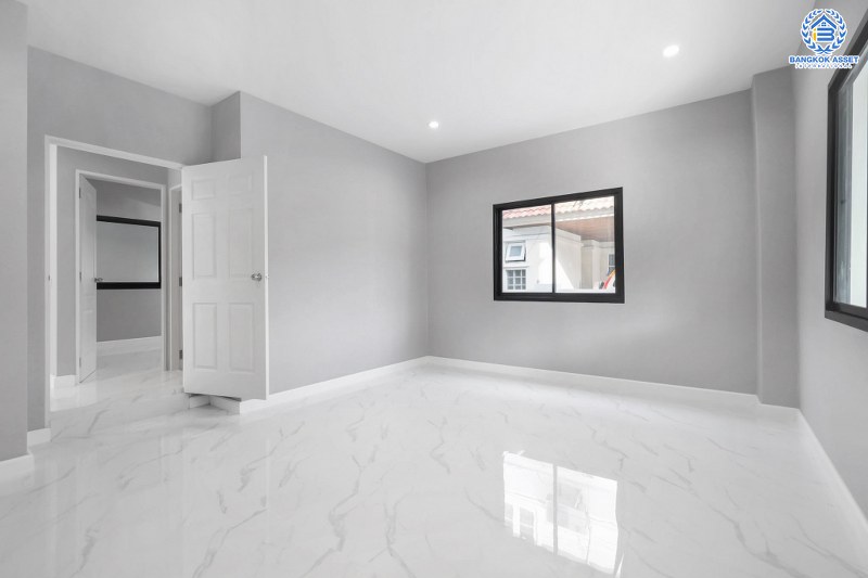 บ้านมือสองตกแต่งใหม่ #ทำเลโซนเมืองแจ้งวัฒนะ ม.ยิ่งรวยนิเวศน์ แจ้งวัฒนะ-ประชาชื่น โซนต้นโครงการ เนื้อที่ 69.6 ตร.ว. ฟังก์ชั่น 4 ห้องนอน 3 ห้องน้ำ 2 ที่จอดรถ บนทำเลเชื่อมต่อหลายเส้นทาง ใกล้เซ็นทรัลแจ้งวัฒนะ เมืองทองธานี ทางด่วนศรีรัช และรถไฟฟ้าสายสีชมพู (สายอนาคต) "สถานีแจ้งวัฒนะ14"