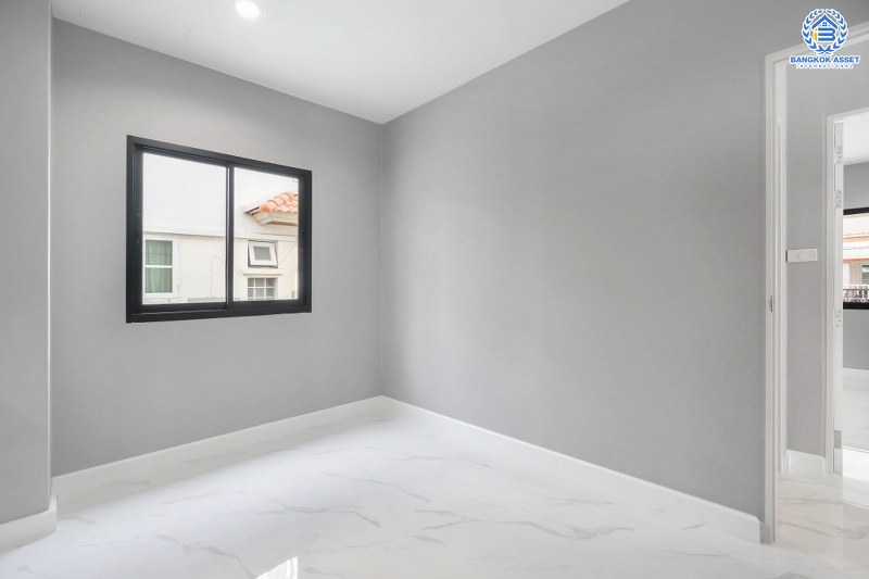 บ้านมือสองตกแต่งใหม่ #ทำเลโซนเมืองแจ้งวัฒนะ ม.ยิ่งรวยนิเวศน์ แจ้งวัฒนะ-ประชาชื่น โซนต้นโครงการ เนื้อที่ 69.6 ตร.ว. ฟังก์ชั่น 4 ห้องนอน 3 ห้องน้ำ 2 ที่จอดรถ บนทำเลเชื่อมต่อหลายเส้นทาง ใกล้เซ็นทรัลแจ้งวัฒนะ เมืองทองธานี ทางด่วนศรีรัช และรถไฟฟ้าสายสีชมพู (สายอนาคต) "สถานีแจ้งวัฒนะ14"