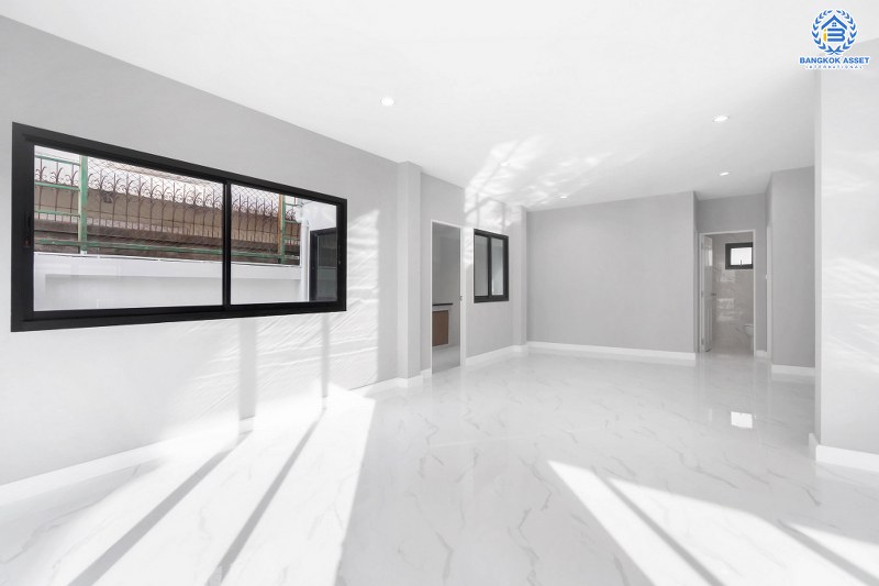 บ้านมือสองตกแต่งใหม่ #ทำเลโซนเมืองแจ้งวัฒนะ ม.ยิ่งรวยนิเวศน์ แจ้งวัฒนะ-ประชาชื่น โซนต้นโครงการ เนื้อที่ 69.6 ตร.ว. ฟังก์ชั่น 4 ห้องนอน 3 ห้องน้ำ 2 ที่จอดรถ บนทำเลเชื่อมต่อหลายเส้นทาง ใกล้เซ็นทรัลแจ้งวัฒนะ เมืองทองธานี ทางด่วนศรีรัช และรถไฟฟ้าสายสีชมพู (สายอนาคต) "สถานีแจ้งวัฒนะ14"