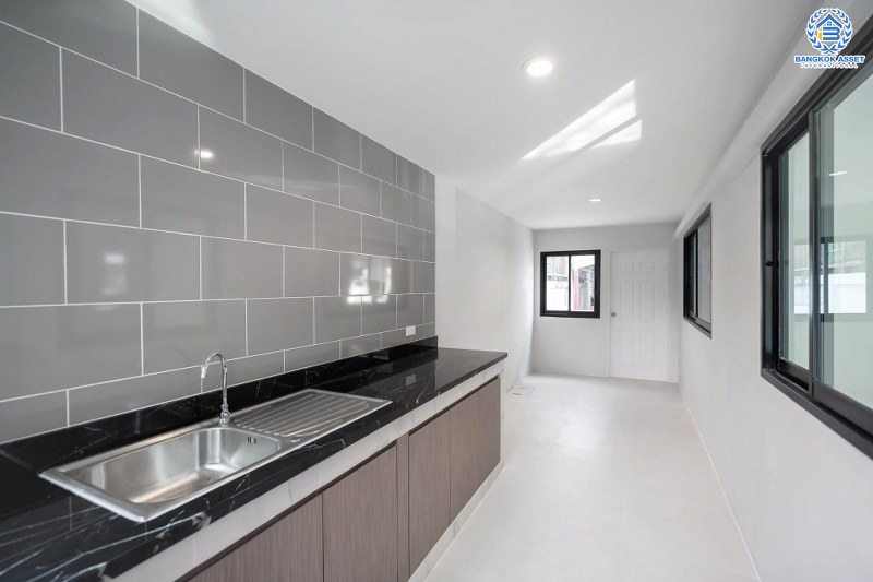 บ้านมือสองตกแต่งใหม่ #ทำเลโซนเมืองแจ้งวัฒนะ ม.ยิ่งรวยนิเวศน์ แจ้งวัฒนะ-ประชาชื่น โซนต้นโครงการ เนื้อที่ 69.6 ตร.ว. ฟังก์ชั่น 4 ห้องนอน 3 ห้องน้ำ 2 ที่จอดรถ บนทำเลเชื่อมต่อหลายเส้นทาง ใกล้เซ็นทรัลแจ้งวัฒนะ เมืองทองธานี ทางด่วนศรีรัช และรถไฟฟ้าสายสีชมพู (สายอนาคต) "สถานีแจ้งวัฒนะ14"