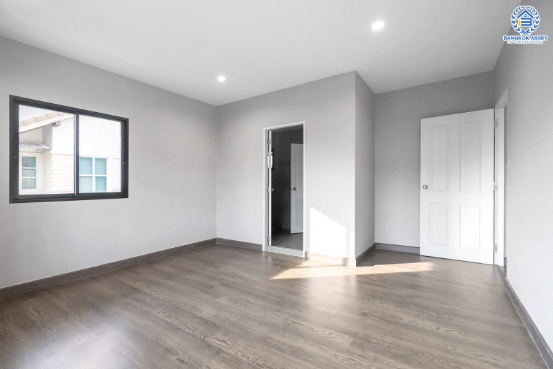 บ้านมือสองตกแต่งใหม่ #ทำเลโซนเมืองแจ้งวัฒนะ ม.ยิ่งรวยนิเวศน์ แจ้งวัฒนะ-ประชาชื่น โซนต้นโครงการ เนื้อที่ 69.6 ตร.ว. ฟังก์ชั่น 4 ห้องนอน 3 ห้องน้ำ 2 ที่จอดรถ บนทำเลเชื่อมต่อหลายเส้นทาง ใกล้เซ็นทรัลแจ้งวัฒนะ เมืองทองธานี ทางด่วนศรีรัช และรถไฟฟ้าสายสีชมพู (สายอนาคต) "สถานีแจ้งวัฒนะ14"