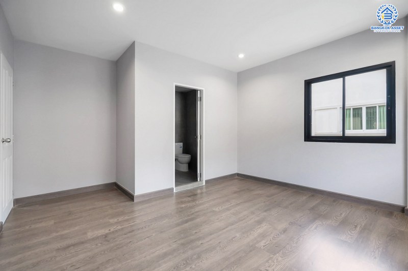 บ้านมือสองตกแต่งใหม่ #ทำเลโซนเมืองแจ้งวัฒนะ ม.ยิ่งรวยนิเวศน์ แจ้งวัฒนะ-ประชาชื่น โซนต้นโครงการ เนื้อที่ 69.6 ตร.ว. ฟังก์ชั่น 4 ห้องนอน 3 ห้องน้ำ 2 ที่จอดรถ บนทำเลเชื่อมต่อหลายเส้นทาง ใกล้เซ็นทรัลแจ้งวัฒนะ เมืองทองธานี ทางด่วนศรีรัช และรถไฟฟ้าสายสีชมพู (สายอนาคต) "สถานีแจ้งวัฒนะ14"