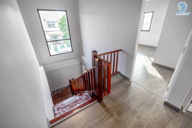 บ้านมือสองตกแต่งใหม่ #ทำเลโซนเมืองแจ้งวัฒนะ ม.ยิ่งรวยนิเวศน์ แจ้งวัฒนะ-ประชาชื่น โซนต้นโครงการ เนื้อที่ 69.6 ตร.ว. ฟังก์ชั่น 4 ห้องนอน 3 ห้องน้ำ 2 ที่จอดรถ บนทำเลเชื่อมต่อหลายเส้นทาง ใกล้เซ็นทรัลแจ้งวัฒนะ เมืองทองธานี ทางด่วนศรีรัช และรถไฟฟ้าสายสีชมพู (สายอนาคต) "สถานีแจ้งวัฒนะ14"