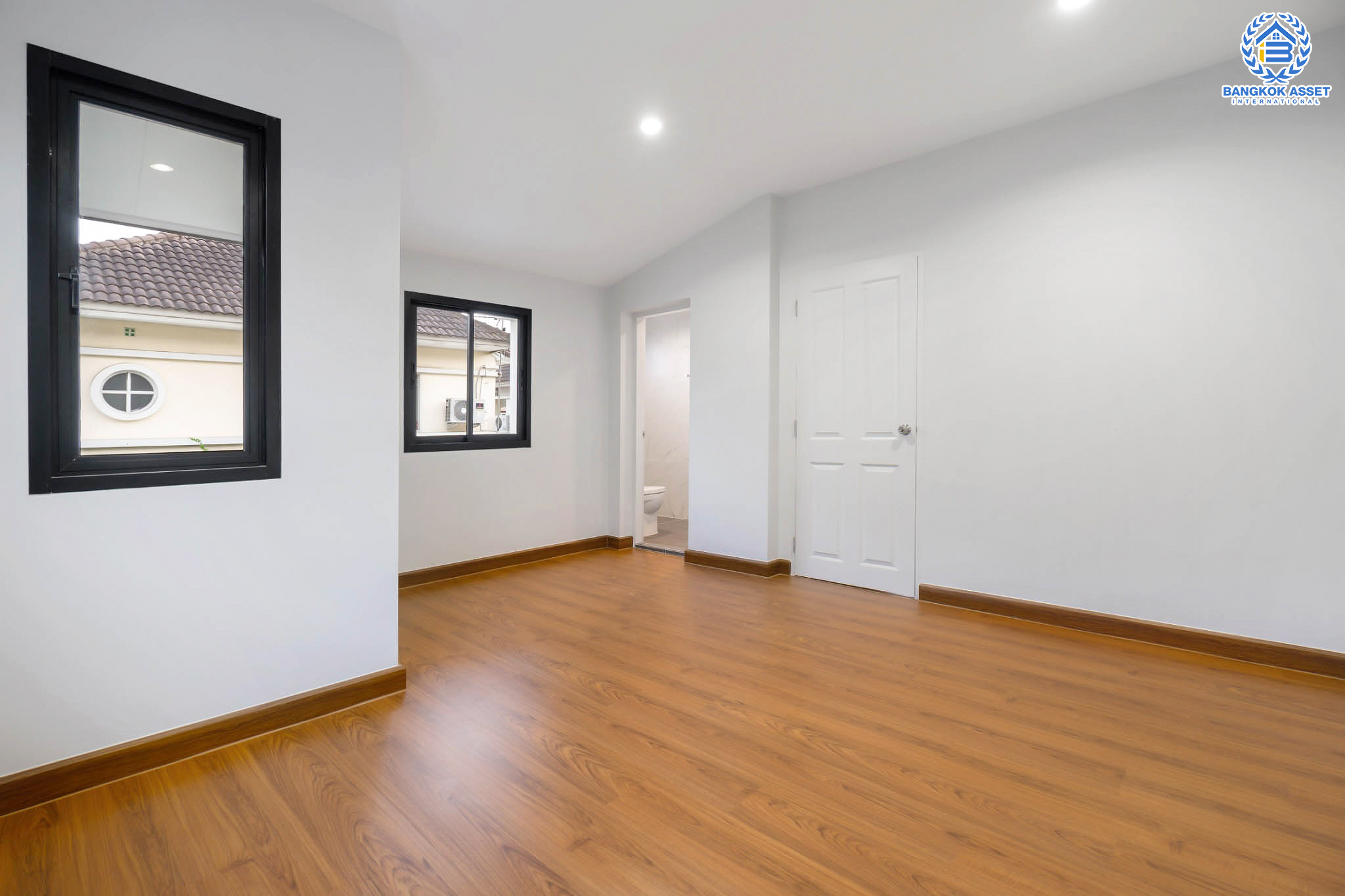 บ้านมือสองตกแต่งใหม่ แบรนด์ Q.House ม.ลัดดารมย์ ปิ่นเกล้า-กาญจนาภิเษก หลังใหญ่ตกแต่งเรียบหรู ฟังก์ชั่นจัดเต็ม 3 ห้องนอน 1 ห้องแม่บ้าน 4 ห้องน้ำ 2 ที่จอดรถ  เนื้อที่ 70 ตร.ว. บนทำเลศักยภาพ ใกล้เซ็นทรัลเวสต์เกต, วงเวียนพระราม5, ทางด่วน "กาญจนาภิเษก" และรถไฟฟ้า "สถานีตลาดบางใหญ่"