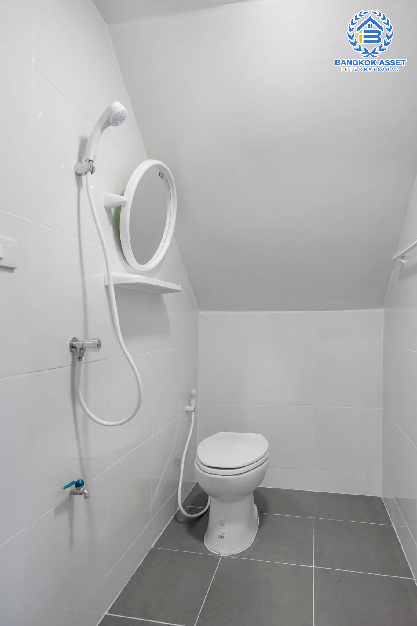 บ้านมือสองตกแต่งใหม่ แบรนด์ Q.House ม.ลัดดารมย์ ปิ่นเกล้า-กาญจนาภิเษก หลังใหญ่ตกแต่งเรียบหรู ฟังก์ชั่นจัดเต็ม 3 ห้องนอน 1 ห้องแม่บ้าน 4 ห้องน้ำ 2 ที่จอดรถ  เนื้อที่ 70 ตร.ว. บนทำเลศักยภาพ ใกล้เซ็นทรัลเวสต์เกต, วงเวียนพระราม5, ทางด่วน "กาญจนาภิเษก" และรถไฟฟ้า "สถานีตลาดบางใหญ่"