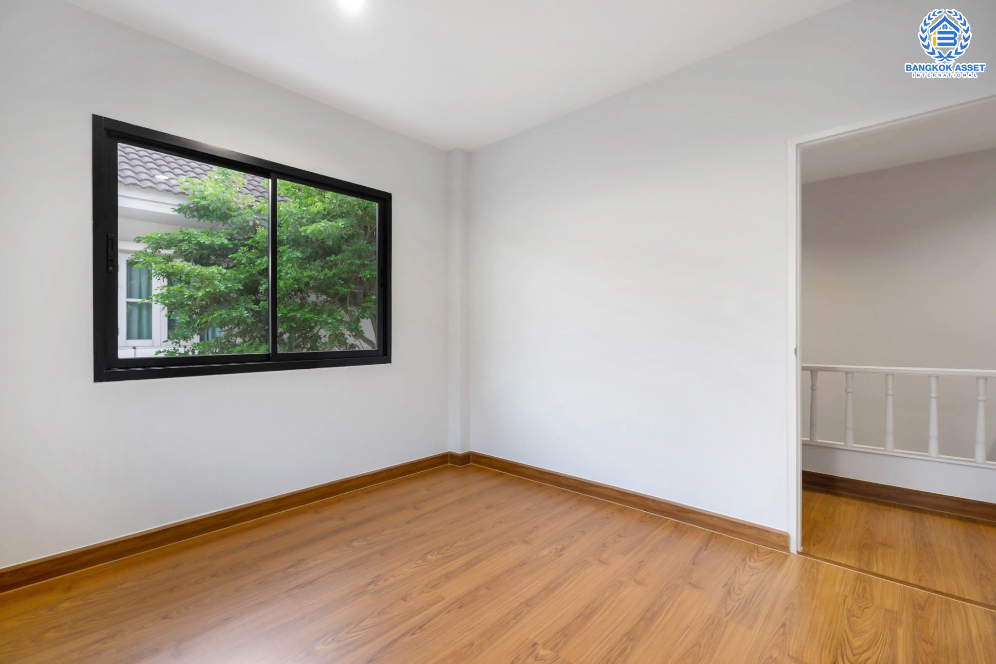 บ้านมือสองตกแต่งใหม่ แบรนด์ Q.House ม.ลัดดารมย์ ปิ่นเกล้า-กาญจนาภิเษก หลังใหญ่ตกแต่งเรียบหรู ฟังก์ชั่นจัดเต็ม 3 ห้องนอน 1 ห้องแม่บ้าน 4 ห้องน้ำ 2 ที่จอดรถ  เนื้อที่ 70 ตร.ว. บนทำเลศักยภาพ ใกล้เซ็นทรัลเวสต์เกต, วงเวียนพระราม5, ทางด่วน "กาญจนาภิเษก" และรถไฟฟ้า "สถานีตลาดบางใหญ่"