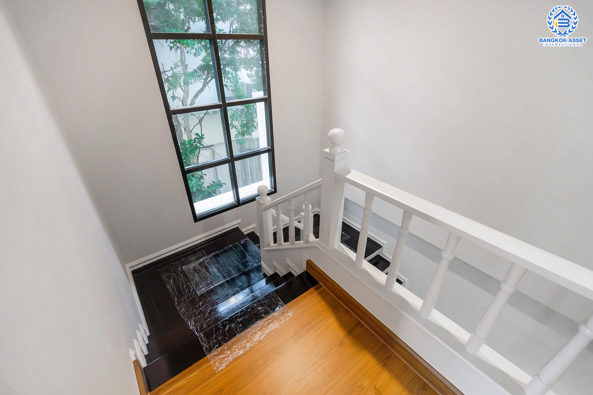 บ้านมือสองตกแต่งใหม่ แบรนด์ Q.House ม.ลัดดารมย์ ปิ่นเกล้า-กาญจนาภิเษก หลังใหญ่ตกแต่งเรียบหรู ฟังก์ชั่นจัดเต็ม 3 ห้องนอน 1 ห้องแม่บ้าน 4 ห้องน้ำ 2 ที่จอดรถ  เนื้อที่ 70 ตร.ว. บนทำเลศักยภาพ ใกล้เซ็นทรัลเวสต์เกต, วงเวียนพระราม5, ทางด่วน "กาญจนาภิเษก" และรถไฟฟ้า "สถานีตลาดบางใหญ่"