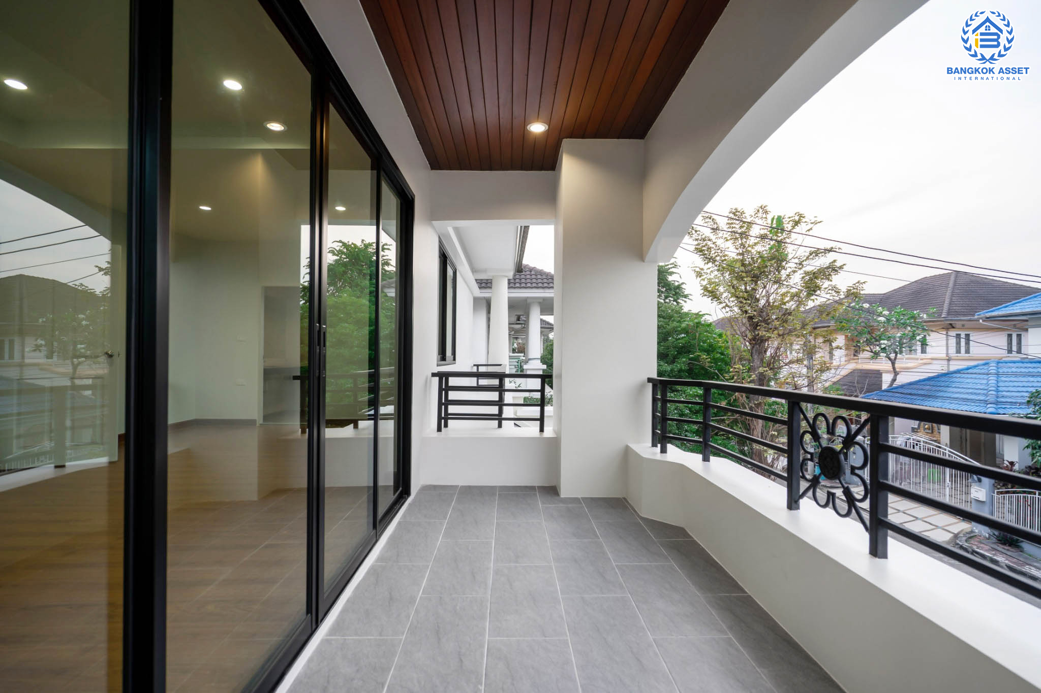 บ้านมือสองตกแต่งใหม่ แบรนด์ Q.House ม.ลัดดารมย์ ปิ่นเกล้า-กาญจนาภิเษก หลังใหญ่ตกแต่งเรียบหรู ฟังก์ชั่นจัดเต็ม 3 ห้องนอน 1 ห้องแม่บ้าน 4 ห้องน้ำ 2 ที่จอดรถ  เนื้อที่ 70 ตร.ว. บนทำเลศักยภาพ ใกล้เซ็นทรัลเวสต์เกต, วงเวียนพระราม5, ทางด่วน "กาญจนาภิเษก" และรถไฟฟ้า "สถานีตลาดบางใหญ่"