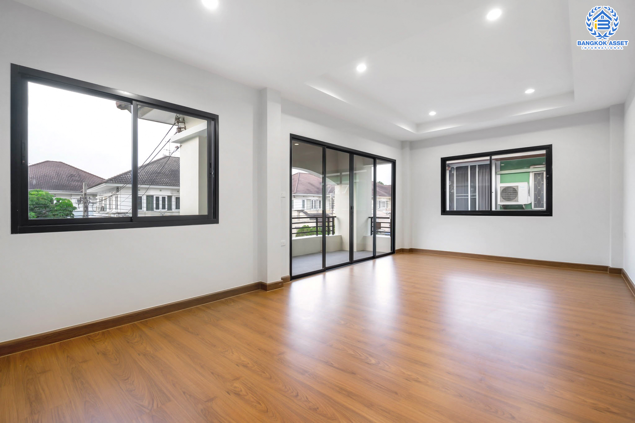 บ้านมือสองตกแต่งใหม่ แบรนด์ Q.House ม.ลัดดารมย์ ปิ่นเกล้า-กาญจนาภิเษก หลังใหญ่ตกแต่งเรียบหรู ฟังก์ชั่นจัดเต็ม 3 ห้องนอน 1 ห้องแม่บ้าน 4 ห้องน้ำ 2 ที่จอดรถ  เนื้อที่ 70 ตร.ว. บนทำเลศักยภาพ ใกล้เซ็นทรัลเวสต์เกต, วงเวียนพระราม5, ทางด่วน "กาญจนาภิเษก" และรถไฟฟ้า "สถานีตลาดบางใหญ่"