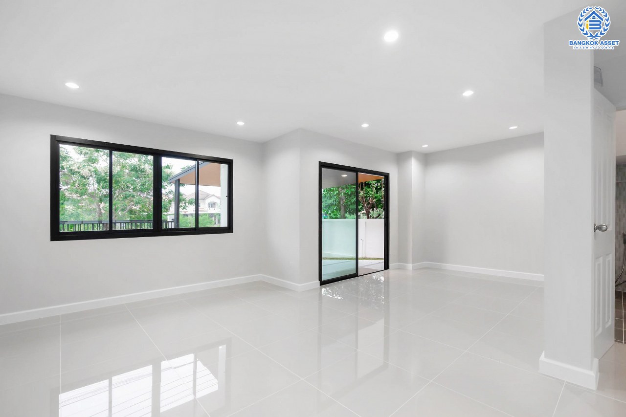 บ้านเดี่ยวตกแต่งใหม่ ม.สินทรัพย์นคร 2 เพชรเกษม บ้านเดี่ยวดีไซน์โดดเด่น โซนหน้าสวน หน้าบ้านไม่ชนใคร บนเนื้อที่ 53.1 ตร.ว. ฟังก์ชั่นจัดเต็ม 4 ห้องนอน 2 ห้องน้ำ 2 ที่จอดรถ บนทำเลศักยภาพ เดินทางสะดวก ใกล้เดอะมอลล์บางแค และรถไฟฟ้า MRT "สถานีหลักสอง"