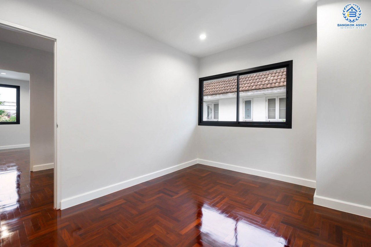 บ้านเดี่ยวตกแต่งใหม่ ม.สินทรัพย์นคร 2 เพชรเกษม บ้านเดี่ยวดีไซน์โดดเด่น โซนหน้าสวน หน้าบ้านไม่ชนใคร บนเนื้อที่ 53.1 ตร.ว. ฟังก์ชั่นจัดเต็ม 4 ห้องนอน 2 ห้องน้ำ 2 ที่จอดรถ บนทำเลศักยภาพ เดินทางสะดวก ใกล้เดอะมอลล์บางแค และรถไฟฟ้า MRT "สถานีหลักสอง"